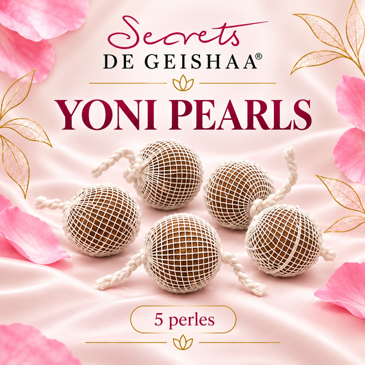 Cinq Yoni Pearls Secrets de Geishaa, perles brunes enveloppées d’un filet blanc avec fil de retrait.